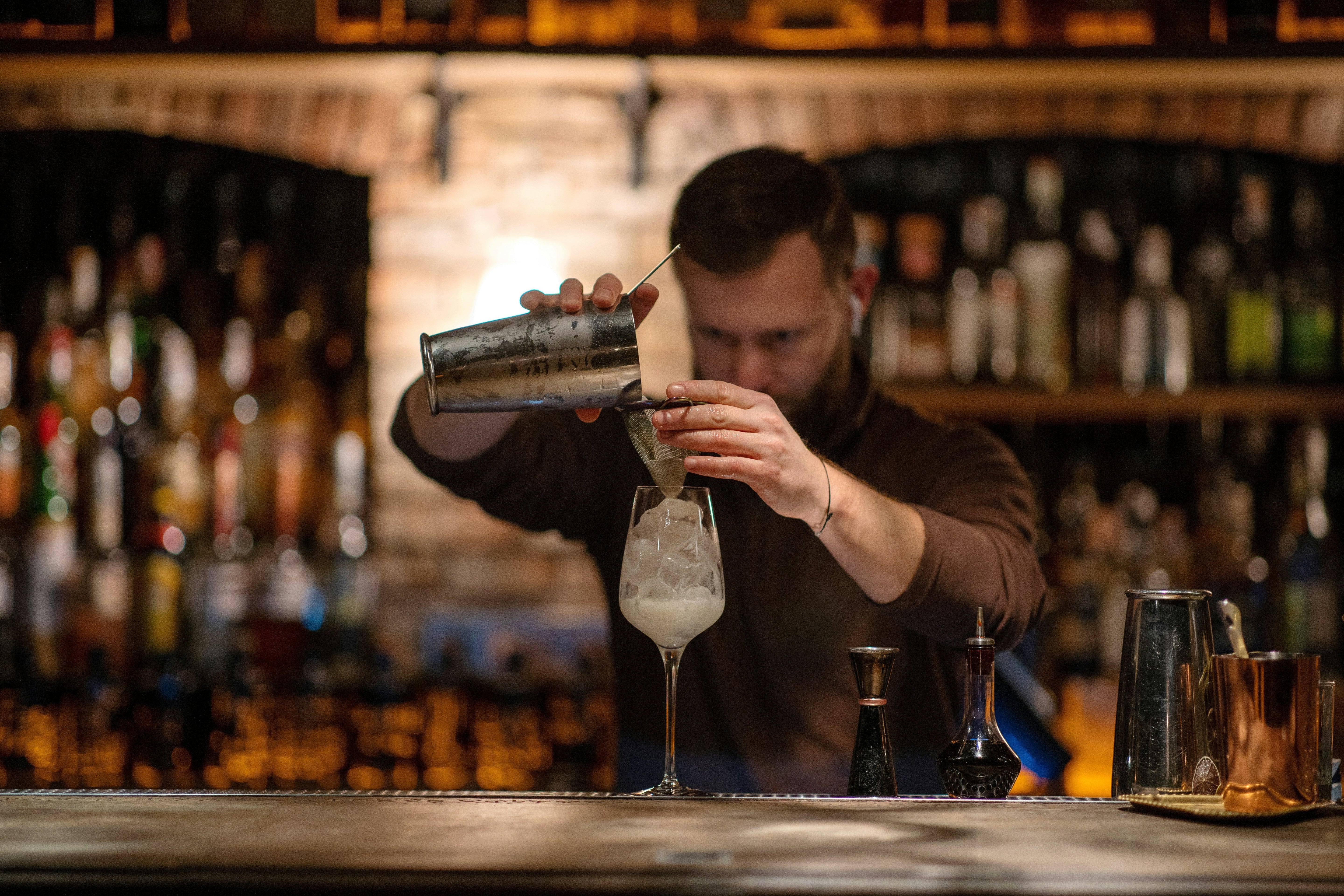 Serveurs, barmen : comment ils luttent contre les verres drogués