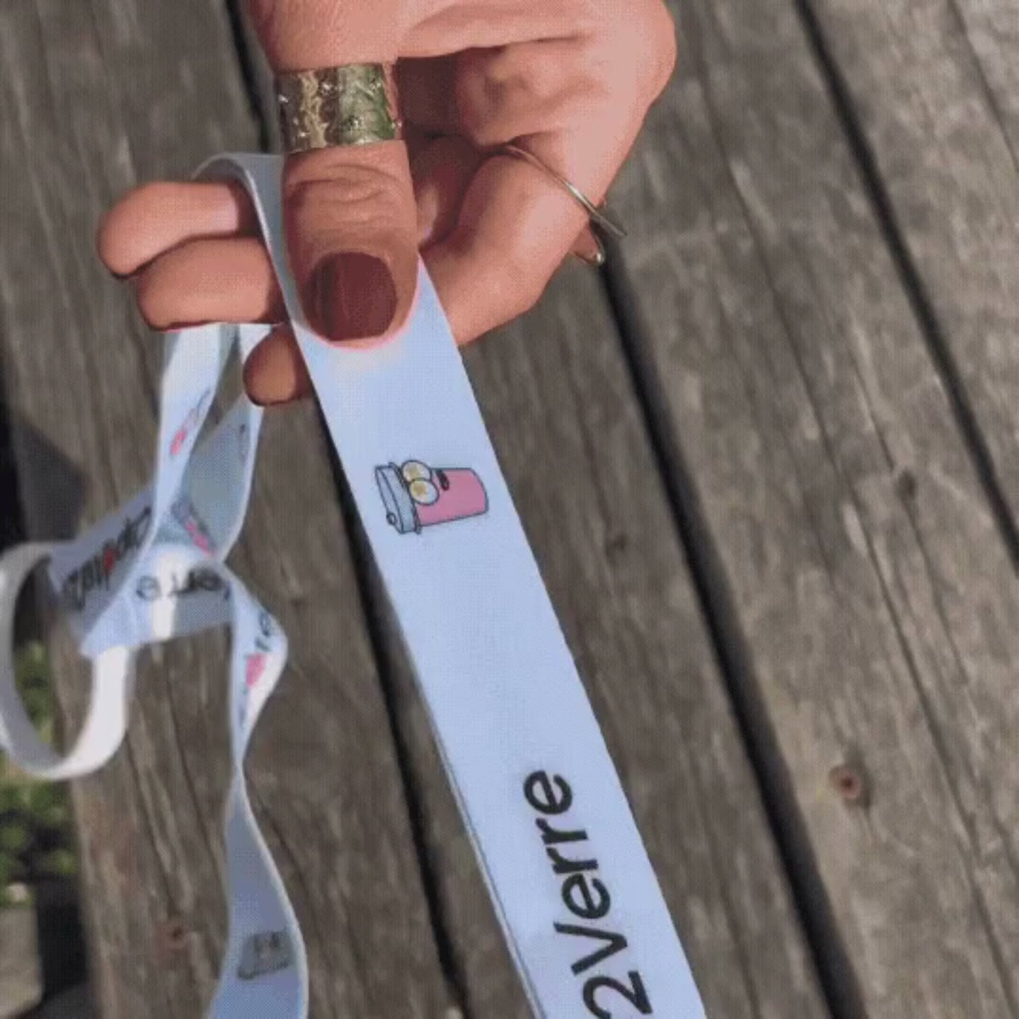 Ladda video: Tour2Cou - Halsband för mugghållare och glasställning för festival och fest